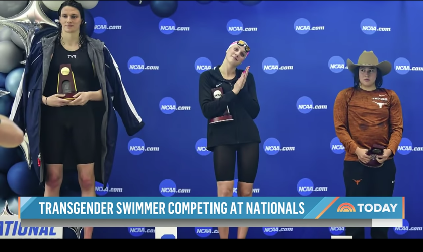 Nadadora transgênero Lia Thomas no pódio com as demais medalhistas. (Foto: Reprodução/NBC News)