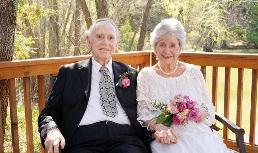 Janice, de 89 anos, e Otto, de 82 anos, se casaram no centro onde vivem. (Foto: Time Knot Forgotten Photography/Belmont Village).