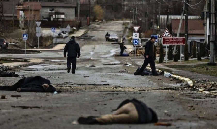 Corpos de civis ucranianos foram encontrados espalhados nas ruas de Bucha. (Foto:Twitter/Dmytro Kuleba).