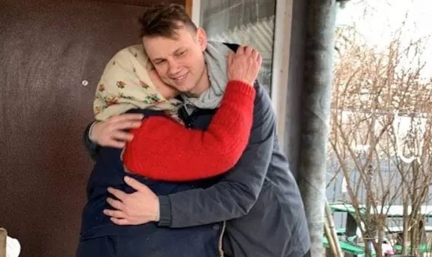 Mulher abraça um dos missionários da Palavra de Vida na Ucrânia após receber ajuda humanitária. (Foto: Reprodução / WOL)