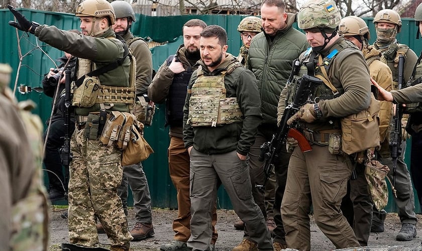 O presidente ucraniano Volodymyr Zelenskyy examina o local de uma recente batalha em Bucha perto de Kiev, Ucrânia, segunda-feira, 4 de abril de 2022. (AP Photo/Efrem Lukatsky/Flickr)