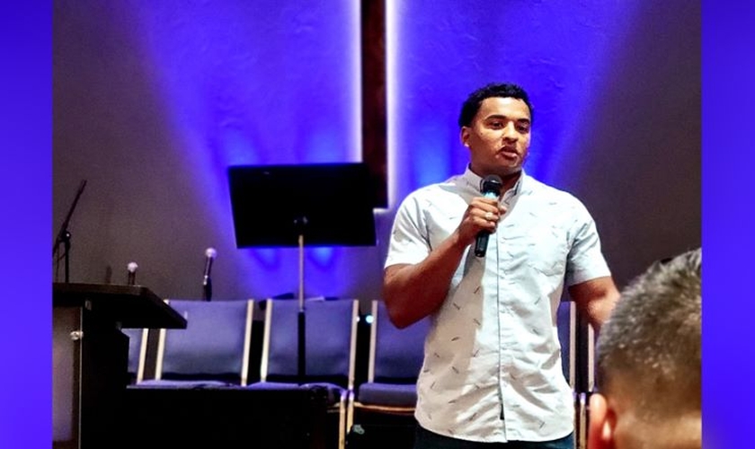 Nicolas Davis ministrando a palavra de Deus na igreja. (Foto: Reprodução / AG News)