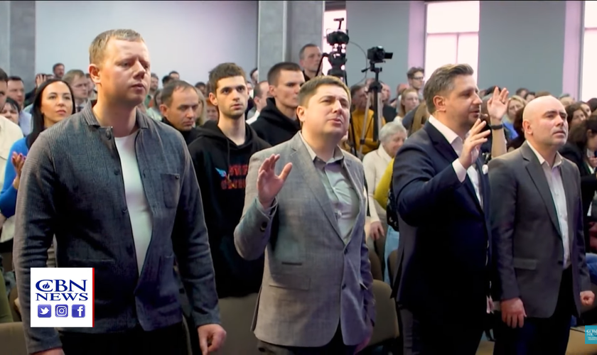 No domingo (17), os ucranianos lotaram as igrejas em Lviv para orar por seu país. (Foto: Reprodução/CBN News).