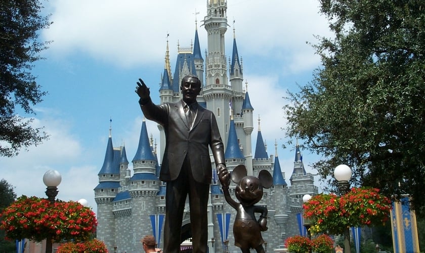 Estátua de Walt Disney e Mickey Mouse; ao fundo Magic Kingdom. (Foto: FreeImages)
