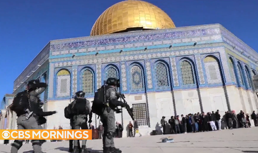 Polícia israelense entra em local sagrado de Jerusalém após arremesso de pedras pelos manifestantes. (Captura de tela: CBS News)
