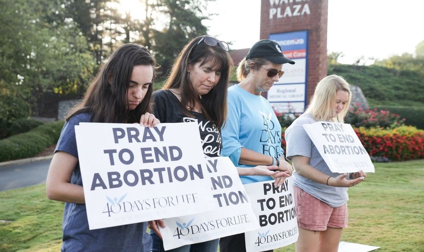 Grupos em oração do lado de fora das clínicas de aborto. (Foto: 40 Days For Life/Instagram)
