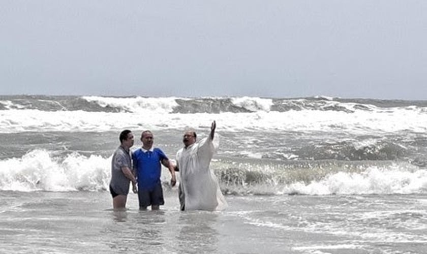 O pastor Mao Zhibin batizou seis novos convertidos à beira-mar. (Foto: Facebook/Mao Zhibin).