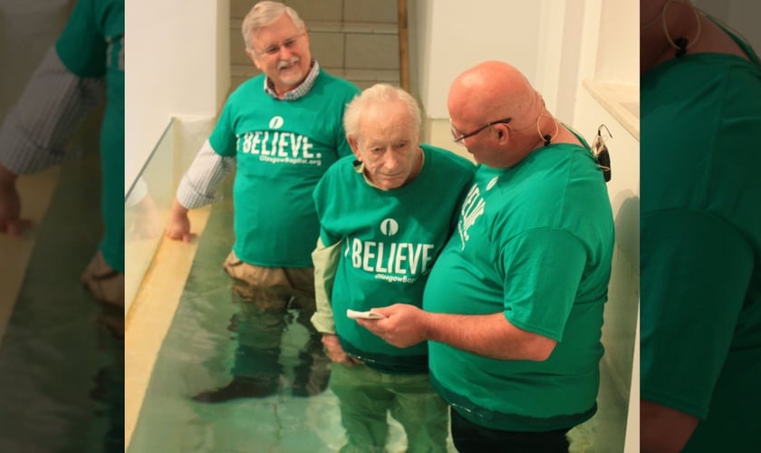 Bernice Oliver, 93 anos, (centro) foi batizado pelo pastor Erdie Carter. (Foto: 