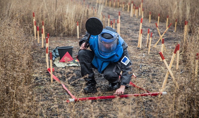 Em Irpin e Bucha, crentes estão removendo minas terrestres. (Foto: Imagem ilustrativa/European Union/ECHO/Oleksandr Ratushniak).