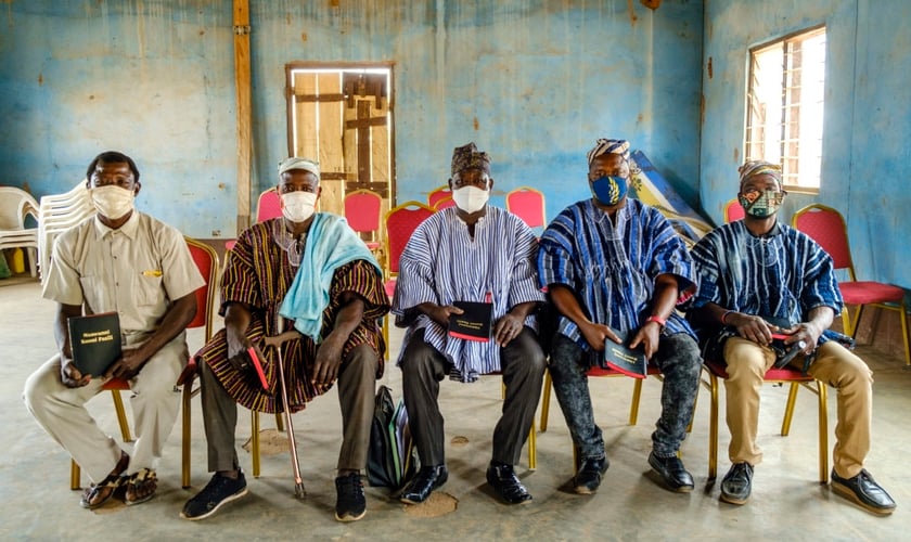 Membros do capítulo de Nalerigu, da Associação de Chefes Cristãos do Norte, seguram suas Bíblias após uma reunião de grupo. (Foto ilustrativa: IMB)