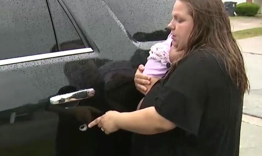 Um dos tiros atingiu a lateral do carro, onde o bebê estava dormindo. (Foto: Reprodução/CBS46).