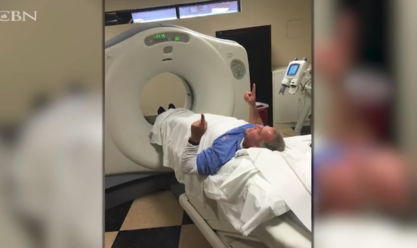Chuck Keels foi curado milagrosamente no quarto do hospital. (Foto: CBN News)