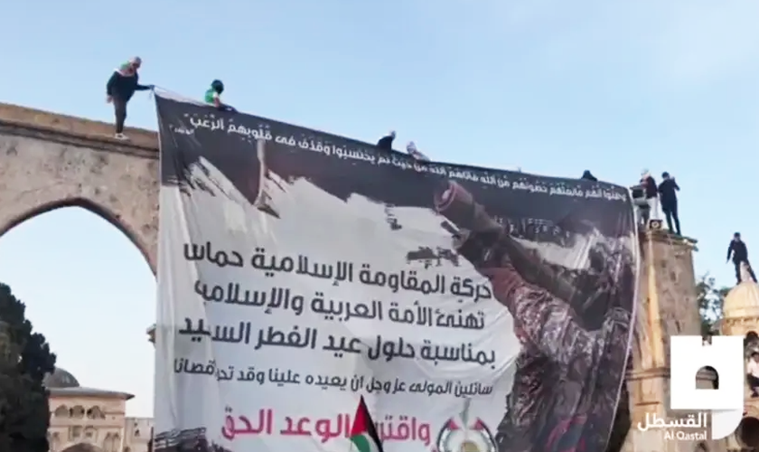 Banner do Hamas foi erguido no Monte do Templo. (Foto: Reprodução/Twitter/Al-Qastal)