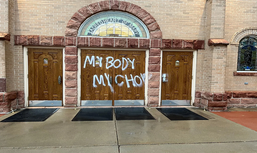 Vândalos pró-aborto pixaram a fachada de igreja católica na cidade de Boulder, na quarta (4). (Foto: Mark Haas).