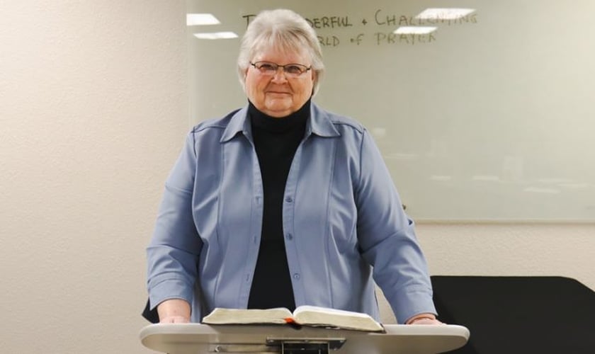 Karen Abbott durante pregação em sua igreja. (Foto: Reprodução / AG News)