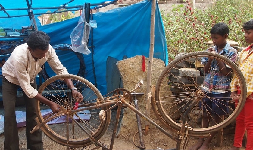 Pastor percorre vilarejos de bicicleta para pregar o Evangelho. (Foto: Reprodução/International Christian Concern)