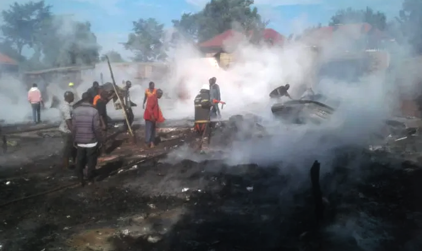 Pessoas tentando apagar as chamas da igreja. (Foto: Daily Express Uganda)