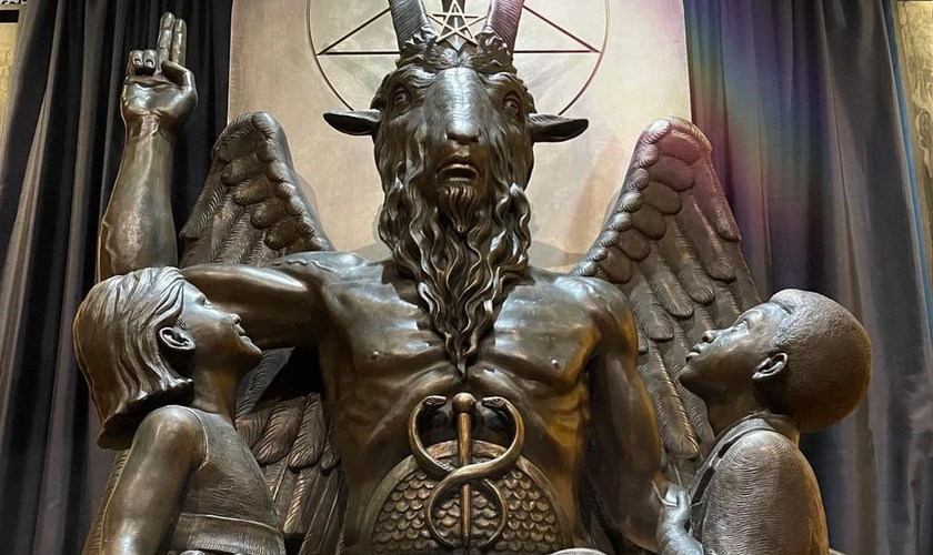 Apesar de se dizer ateu, o Templo Satânico usa a estátua do ídolo pagão Baphomet. (Foto: The Satanic Temple/Instagram)