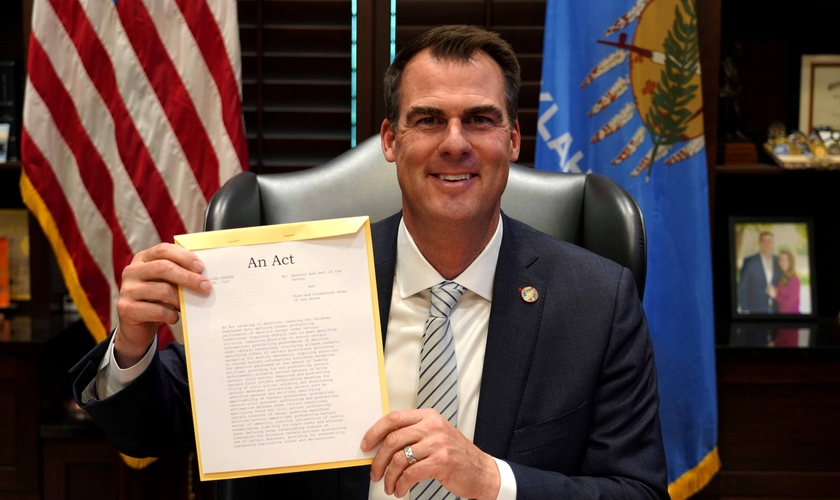 Kevin Stitt: ‘Estou orgulhoso por assinar a lei SB 1503, o Oklahoma Heartbeat Act’. (Foto: Twitter Kevin Stitt)