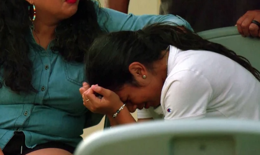 Famílias foram consoladas por cristãos no local do tiroteio. (Foto: Reprodução/NBC News)
