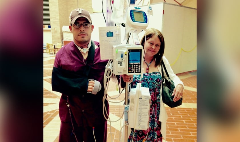 John Arroyo e sua esposa Angel, enquanto ele estava se recuperando no hospital. (Foto: Reprodução / AG News)