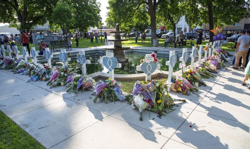 Memorial às vítimas da tragédia, em uma praça em Uvalde. (Foto: Billy Graham Evangelistic Association).