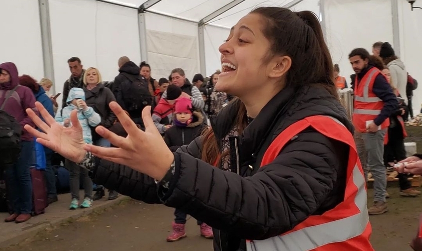 Missionária da Awakening Europe evangelizado refugiados na fronteira da Ucrânia. (Foto: Instagram Michael Job)