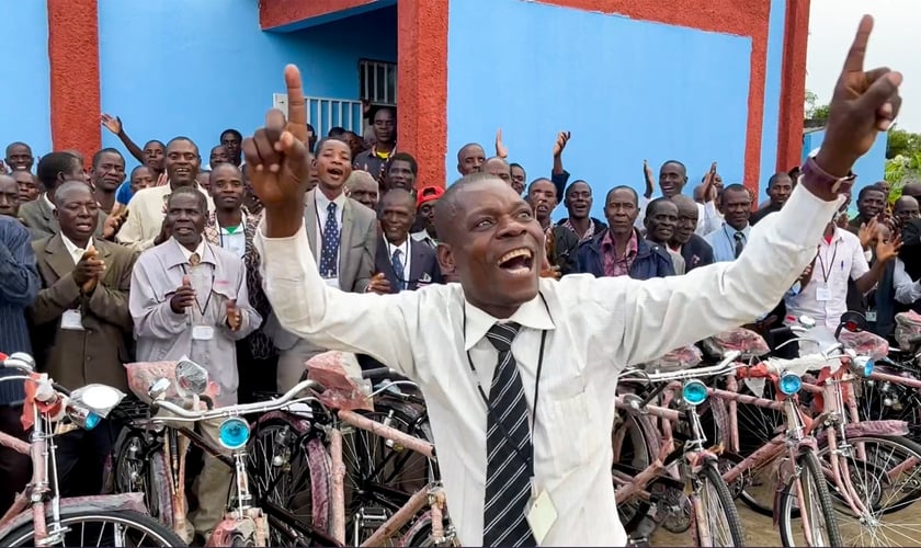 Pastores cantam alegres após doação de bicicletas. (Foto: Marcos Corrêa/Guiame)