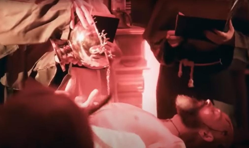 Ritual de satanistas. (Foto: Captura de tela/YouTube Inside Edition)