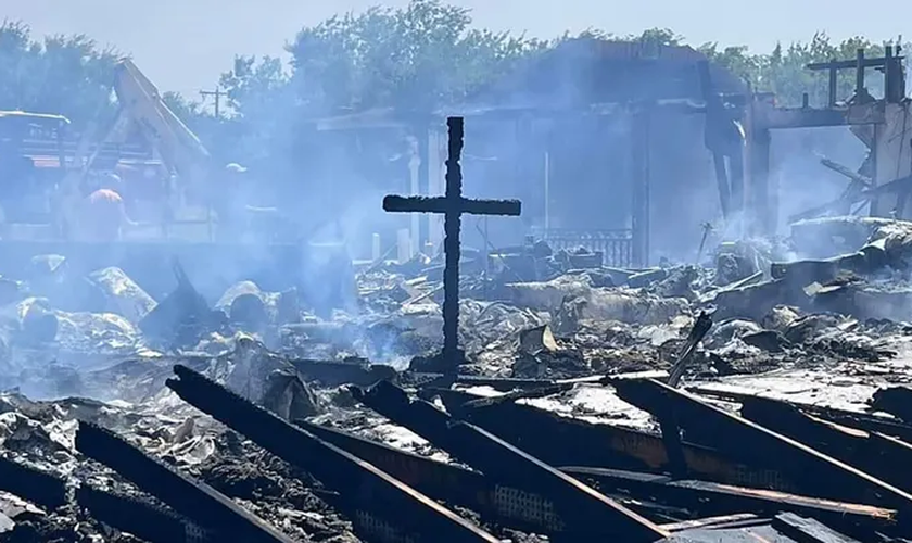 O fogo consumiu toda a estrutura do templo, mas a cruz ficou intacta. (Foto: Wise County Emergency Services Department No. 2).