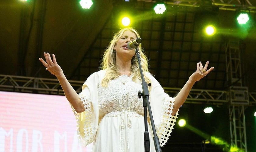 Karina Bacchi lançou sua primeira música cristã “Luz de Jesus”. (Foto: Instagram/Karina Bacchi).