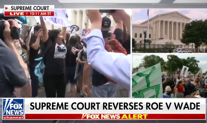 Ativistas pró-vida comemoram em frente à Suprema Corte [à esq.] (Captura de tela Fox News)