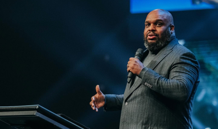 Pastor John Gray é líder da Igreja Relentless. (Foto: Relentless Church/Facebook)