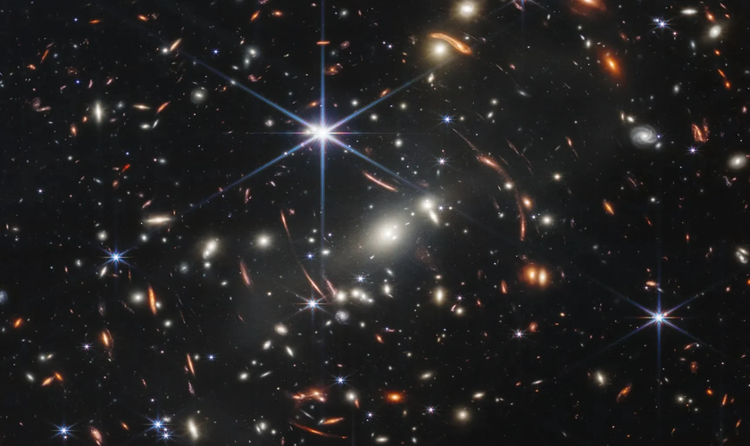 A primeira imagem divulgada pelo telescópio espacial Webb mostra em detalhes uma seção do universo distante. (Foto: NASA, ESA, CSA, STScI, Webb)