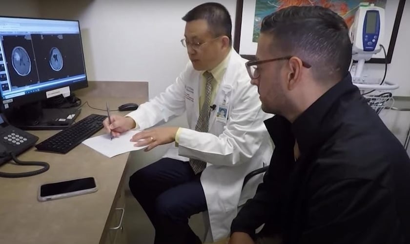 Israel Lemus e o médico oncologista Jay-Jiguang Zhu. (Foto: Captura de tela/YouTube Khou 11)