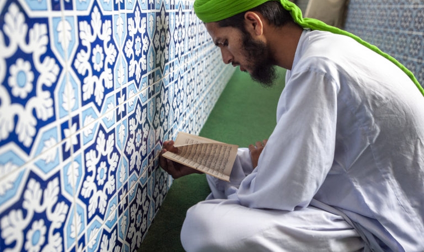 Muçulmano lendo o Alcorão. (Foto ilustrativa: IMB)