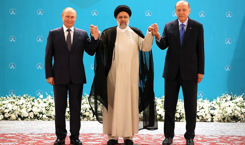 Vladimir Putin, Ebrahim Raisi e Recep Tayyip Erdoğan. (Foto: Reprodução/Kremlin)