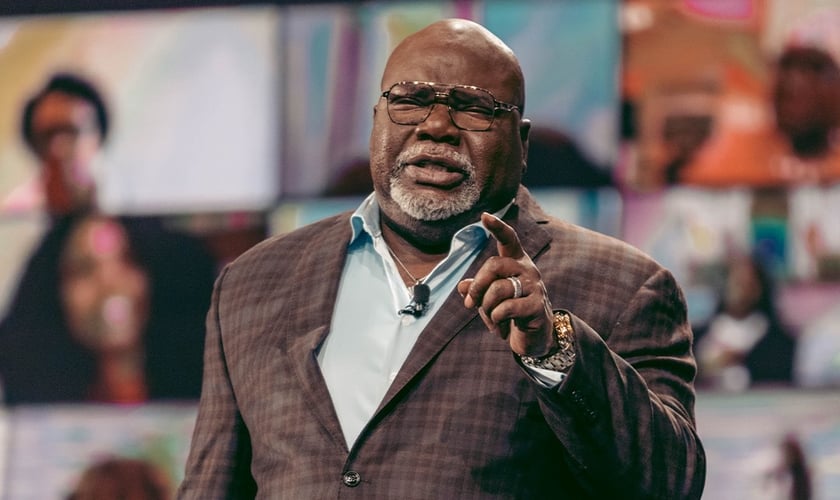 T.D. Jakes durante pregação em sua igreja, nos EUA. (Foto: The Potter's House of Dallas/Facebook)