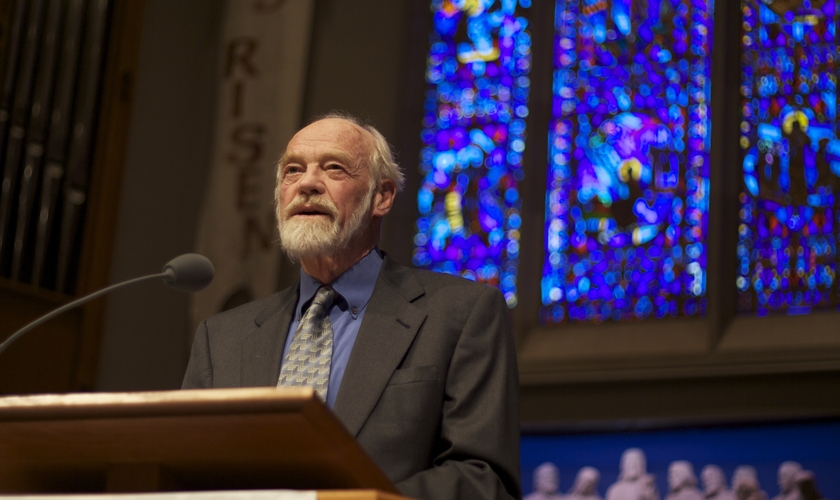 Palestra de Eugene Peterson na University Presbyterian Church em Seattle. (Foto: Clappstar/Wikimedia Commons)