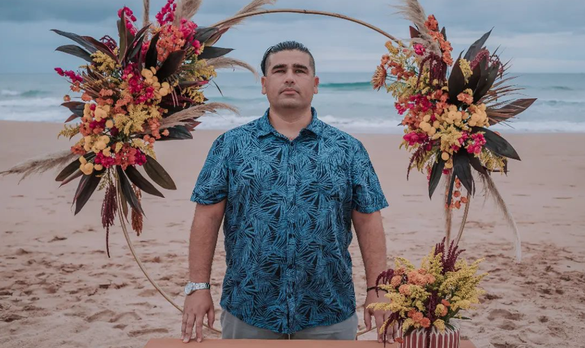 Omar Zaracho é celebrante de casamentos nas praias de Búzios. (Foto: Instagram/Celebrante Wedding)