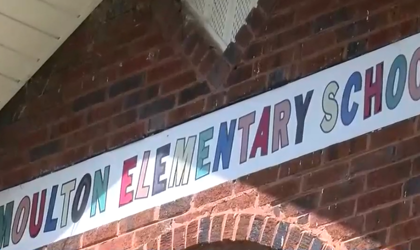 Fachada da Moulton Elementary School em Lawrence County, Alabama. (Captura de tela/WAFF 48)