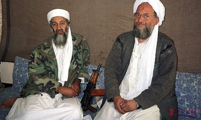 Osama bin Laden ao lado de seu conselheiro Ayman al-Zawahiri durante uma entrevista ao jornalista paquistanês Hamid Mir. (Foto: Hamid Mir/Creative Commons)