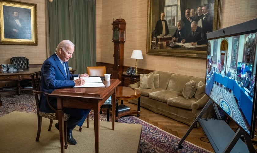 Joe Biden assina Ordem Executiva sobre facilitação de aborto. (Foto: Twitter/Joe Biden)