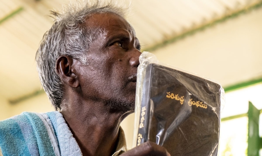 Indiano segura uma nova Bíblia. (Foto ilustrativa: IMB)