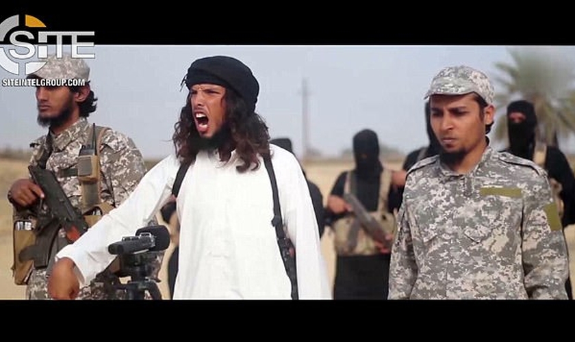 Abu Kazem Al-Maqdisi (ao centro) foi abatido em uma operação militar contra o extremismo no Egito. (Foto: Reprodução).