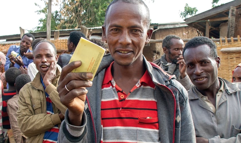 Homens etíopes recebem folhetos evangelísticos. (Foto: Facebook/World Missionary Press)