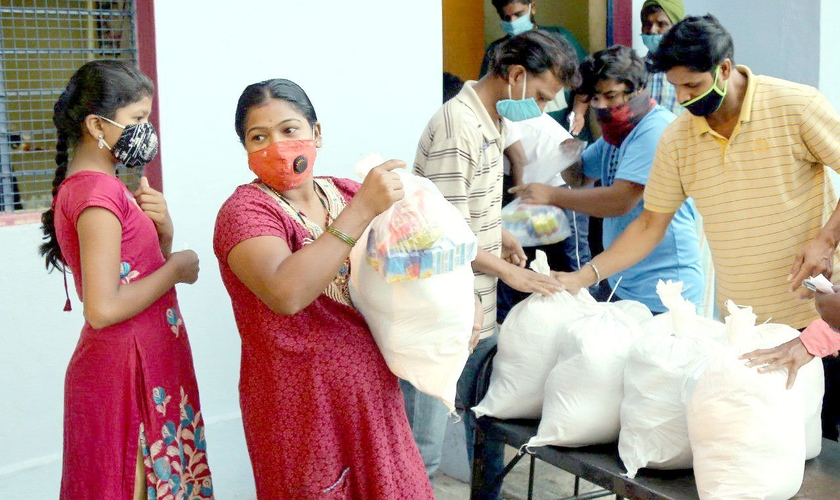  Seema, o marido e os filhos estavam desnutridos e lutavam para colocar comida na mesa. (Foto: International Mission Board).