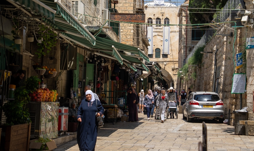 População em Jerusalém. (Foto: mana5280/Unsplash)