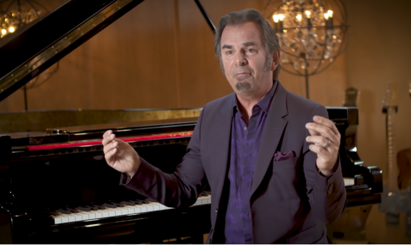 Jonathan Cain, da banda Journey, sobreviveu a um afogamento e a um incêndio. (Foto: Reprodução/YouTube/Jonathan Cain).