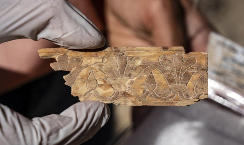 Fragmento de marfim descoberto em Jerusalém. (Foto: Yaniv Berman/Autoridade de Antiguidades de Israel)